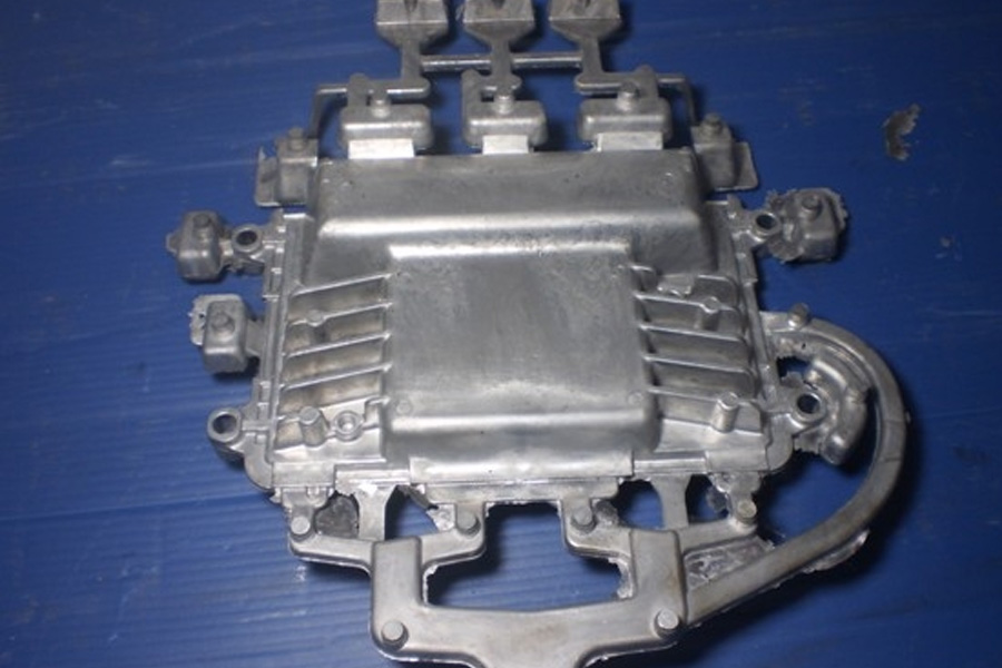 Using optical microscope, scanning electron microscope, hardness tester, impact testing machine, etc., the early failure causes of H13 steel die-casting die for aluminum alloy forming were analyzed. The results show that the failure mode of the mold is overall brittle fracture. The main reason is that there are more serious structural defects such as band segregation, non-metallic inclusions, and liquid carbide in the mold steel.