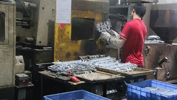 Removal of burrs and burrs of pouring system software and overflow system software